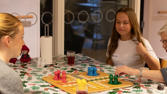 Fokus og fællesskab! Nicoline guider Hedvig på 98, mens den grønne brik rykker frem på ludo-brættet. Små skridt og stor koncentration.